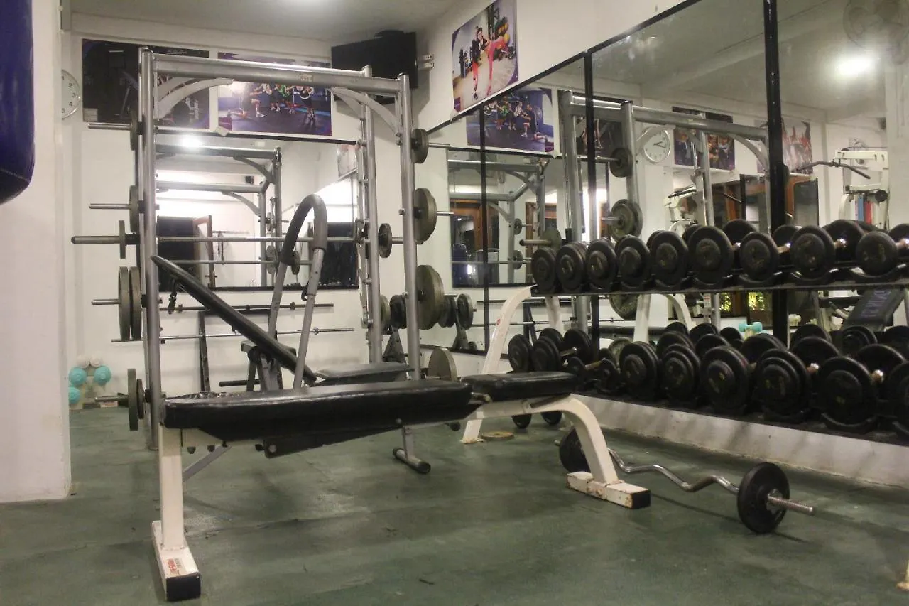 بيت شباب Sizzle Sports Club كاندي